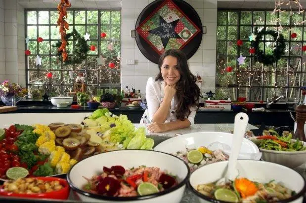 Le gustan los colores en su cocina.