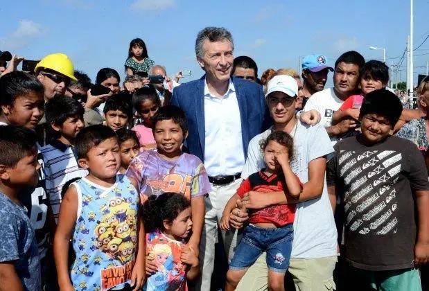 Macri en Santa Fe, donde entreg viviendas y le clav otro pual al ftbol