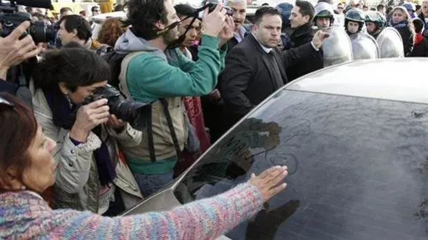 Manifestantes le reclamaron al Presidente cuando pas en auto: el Gobierno denunci que fall el operativo de seguridad