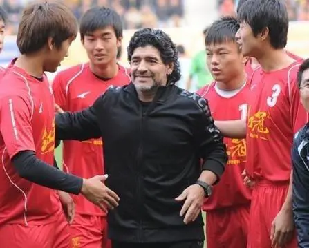 Maradona, en una sus tantas visitas a China