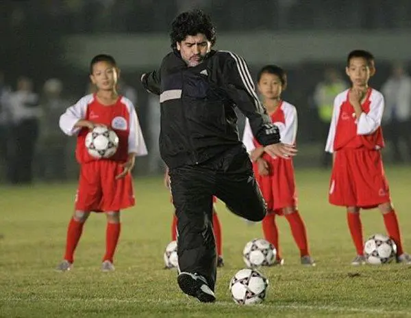 Maradona entrenara a la prxima generacin de futbolistas chinos