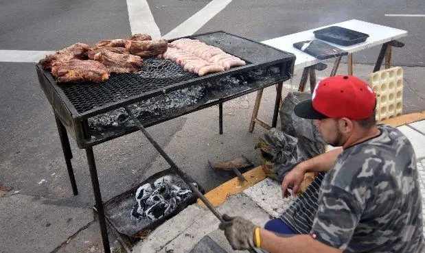 Puestos de choripanes y comida al paso se ubicaron en varios puntos claves de la marcha de la CGT