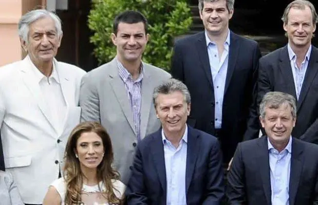 De blanco, Alberto Rodrguez Sa cuando se reuni en Olivos con el presidente Macri