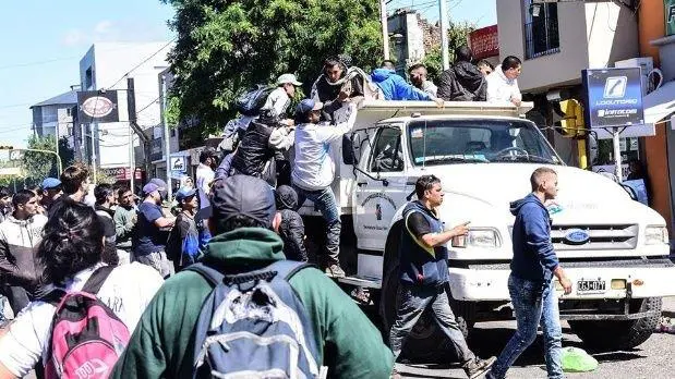 Muchos fanticos del Indio fueros sacados de Olavarra en camiones del municipio