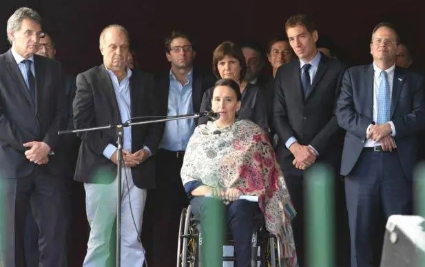 Michetti y varios funcionarios de Nacin y Ciudad estuvieron presentes para el simblico toque de sirena en memoria a las victimas del atentado.