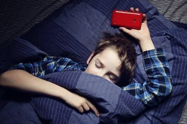 dormir con celular