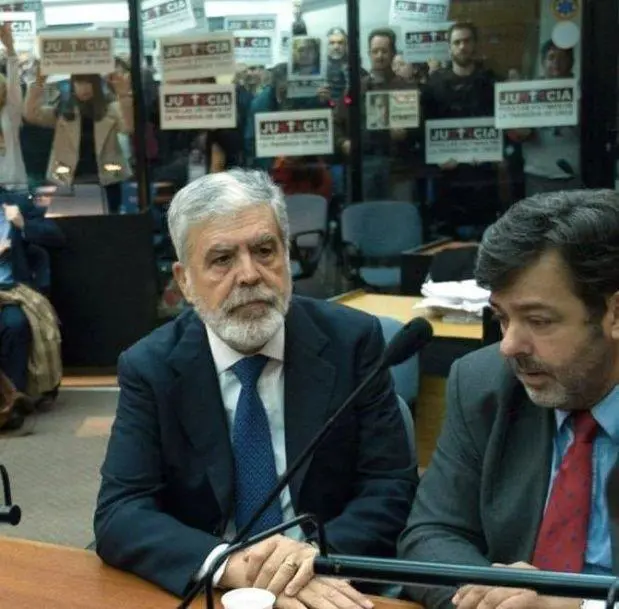 Julio Miguel De Vido, en la sala AMIA de Comodoro Py. Detrs, los familiares de las vctimas.