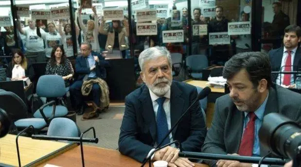 Julio Miguel De Vido, en la sala AMIA de Comodoro Py. Detrs, los familiares de las vctimas.