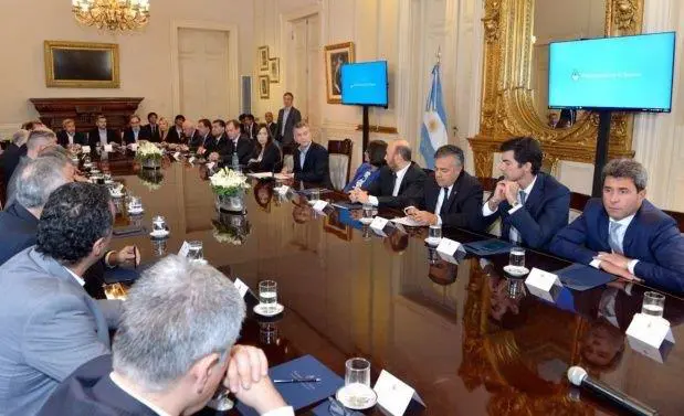 El presidente junto a los gobernadores, ayer, en la firma del pacto fiscal.