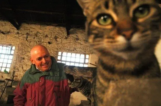 Robledo, en la crcel de Sierra Chica, con su gata 'kuky'. La regal.