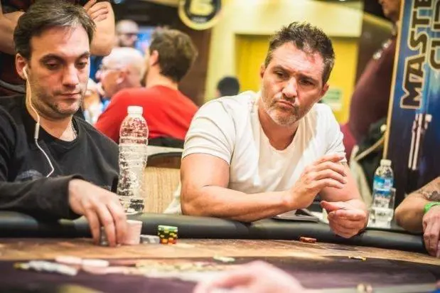 En la mesa de poker, el que segn l era su lugar en el mundo