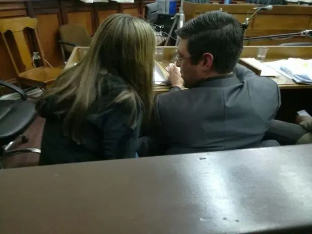 Nahir Galarza y uno de sus abogados durante la audiencia.