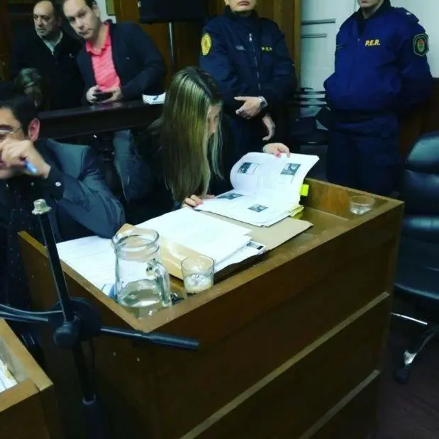 Nahir Galarza aprovecha las audiencias para leer el expediente de la causa.