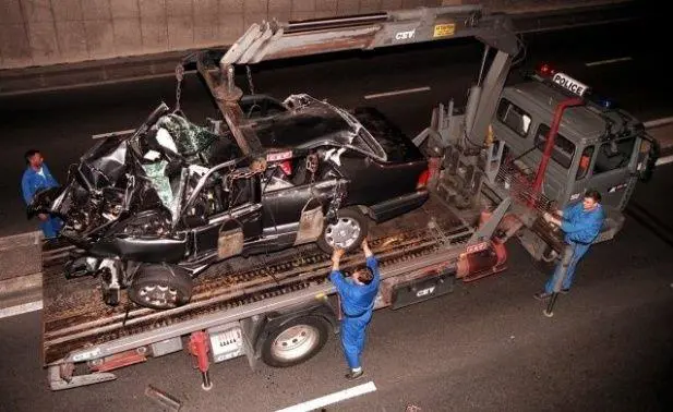 As qued el auto en el que viajaba Lady Di tras el accidente.