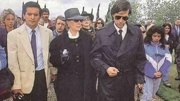 Mirtha junto a su hijo Daniel en el entierro de su esposo.