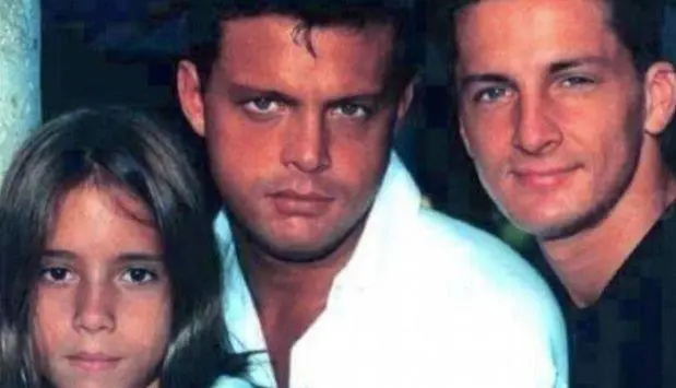 Luis Miguel junto a sus dos hermanos: Sergio y Alex.