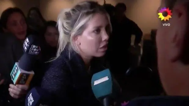 Wanda Nara furiosa con la prensa a la salida del teatro.