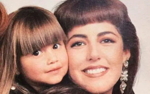 Michelle de chiquita junto a su madre. Era un calco de Luis Miguel.
