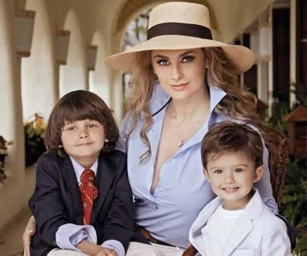 Aracely Armbula junto a Miguel y Daniel, los hijos que tuvo con Luis Miguel.