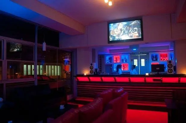 El hotel tiene confiter�a y restaurant.