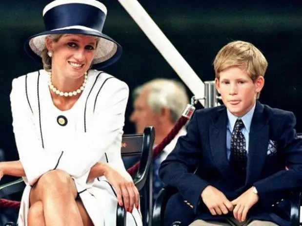 El pr�ncipe Harry habl� del v�nculo que mantiene con Camilla.