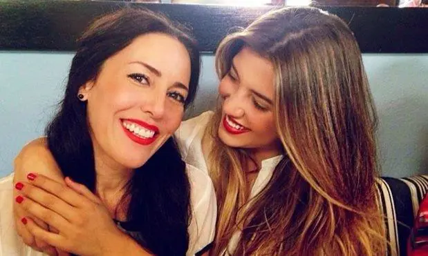 La hija de Luismi y su mamá en la actualidad.