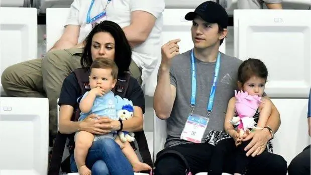 Mila y Ashton junto a sus hijos Dimitri y Wyatt.