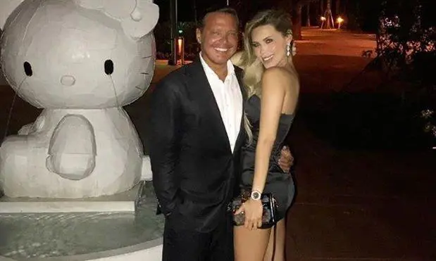 Luis Miguel junto a la venezolana Desire Ortz.