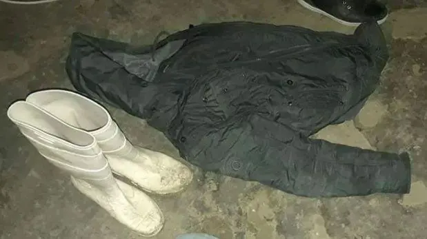 Las botas y la campera que se secuestraron durante el allanamiento.