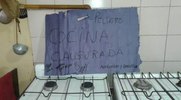 La foto de la cocina clausurada. El reclamo de la escuela de Lans.