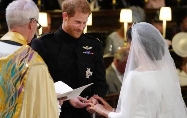 Meghan entr a la iglesia de la mano del prncipe Carlos.