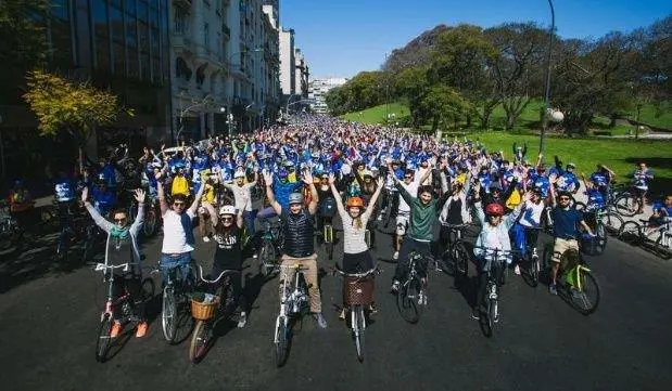 Bicicleteada familiar el Banco Ciudad festeja la venta de 50.000