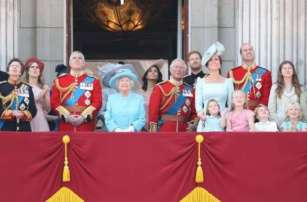 La numerosa familia real inglesa en el balcn del palacio de Buckingham.