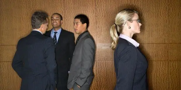 Estudios confirman que los hombres necesitan interrumpir a las mujeres durante las reuniones laborales.