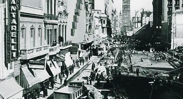 El paso de calle a avenida.