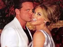 Luis Miguel tuvo dos hijos con Aracely Armbula.