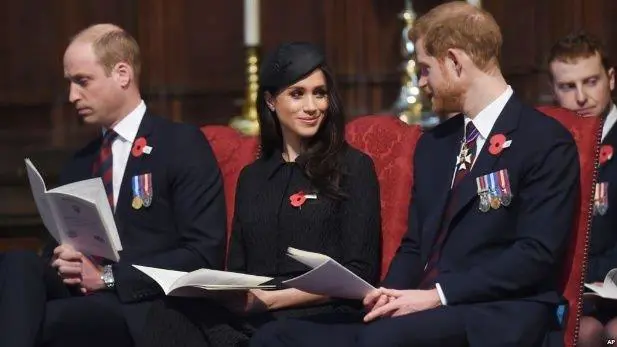 Incmodo: as se mostr el prncipe William en un acto oficial con Meghan y Harry.