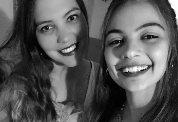 Agustina junto a su prima, Melanie