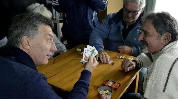 Los jubilados perdieron por goleada: Macri se aument el sueldo casi el doble que ellos.