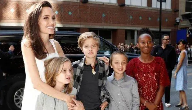 Angelina Jolie junto a cuatro de sus hijos: Shiloh, Zahara, Vivienne y Knox.