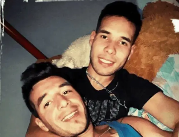 Nahuel Taborda y su novio, Alexis Dos Santos, radicaron la denuncia contra los policas.