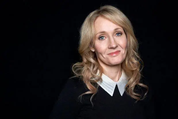 J.K. Rowling fue criticada por 'lucrar' con la sexualidad de uno de sus personajes,