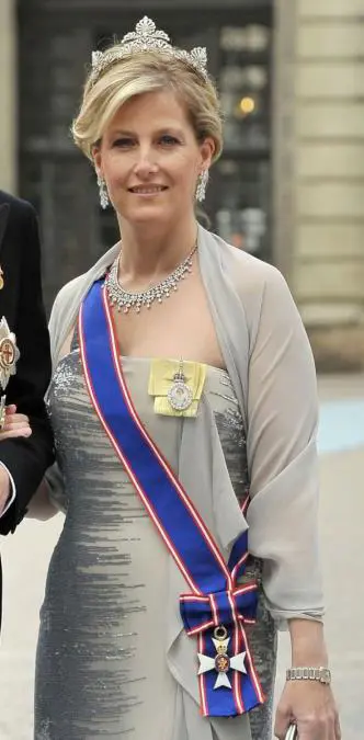 Sophie de Wessex, nuera de la reina, usando la Real Orden Victoriana.