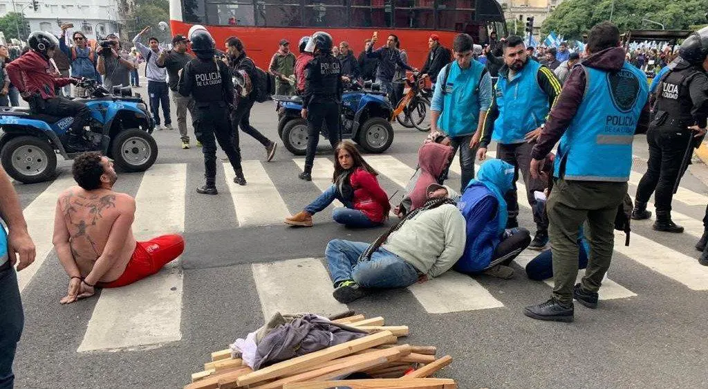 Algunos de los detenidos en Av. De Mayo.