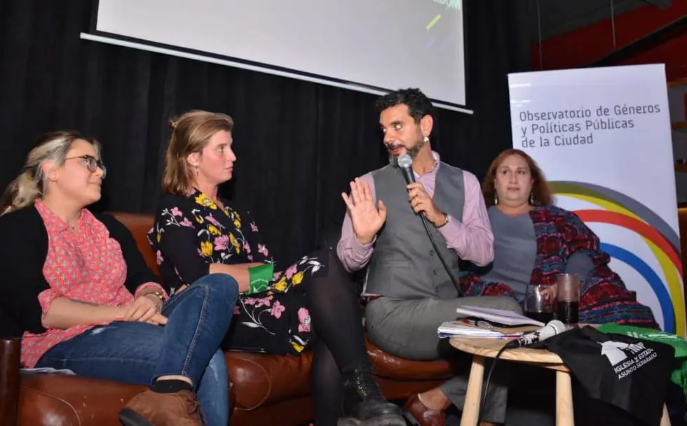 Paula Castillo y Victoria Freire del Observatorio de Gnero, el militante no binario Jos Mara Di Bello y la activista travesti Lara Bertolini en la presentacin de la encuesta. 