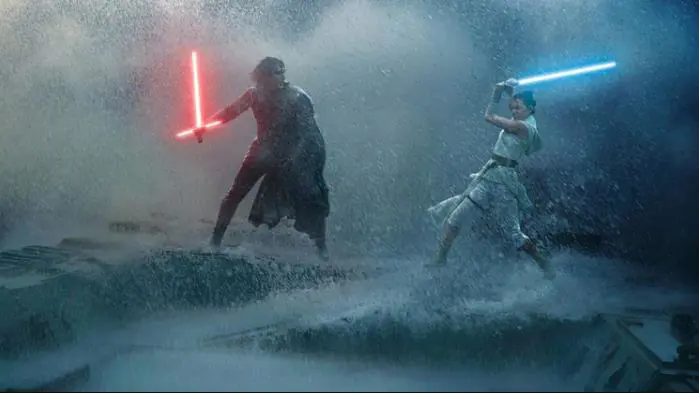 Rey (Daisy Ridley) y Kylo Ren (Adam Driver) en pleno combate.