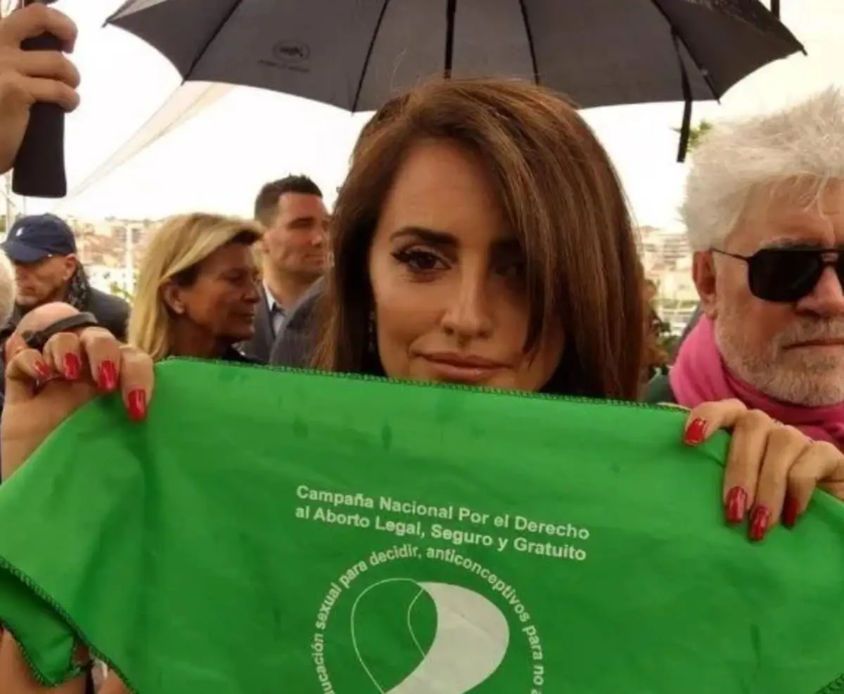 Penlope Cruz pos con el pauelo verde.