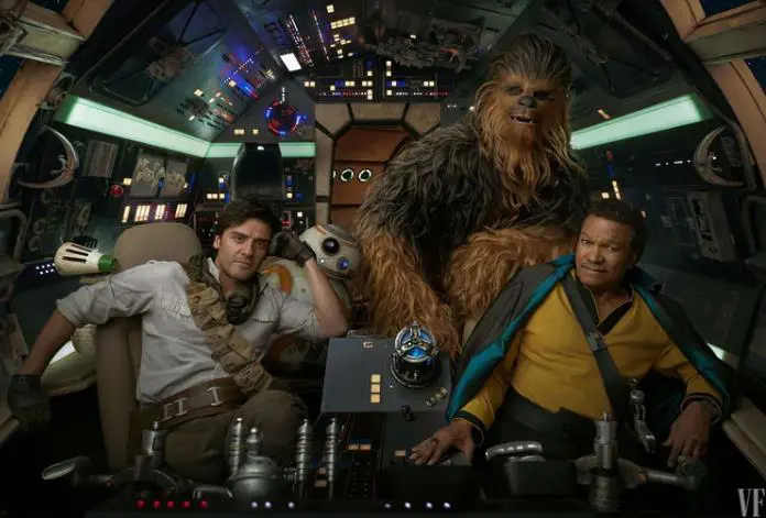  Lando Calrissian (Billy Dee Williams) vuelve al Millennium Falcon, acompaado por Poe Dameron (Oscar Isaacs) y Chewbacca (el recientemente fallecido Peter Mayhew).