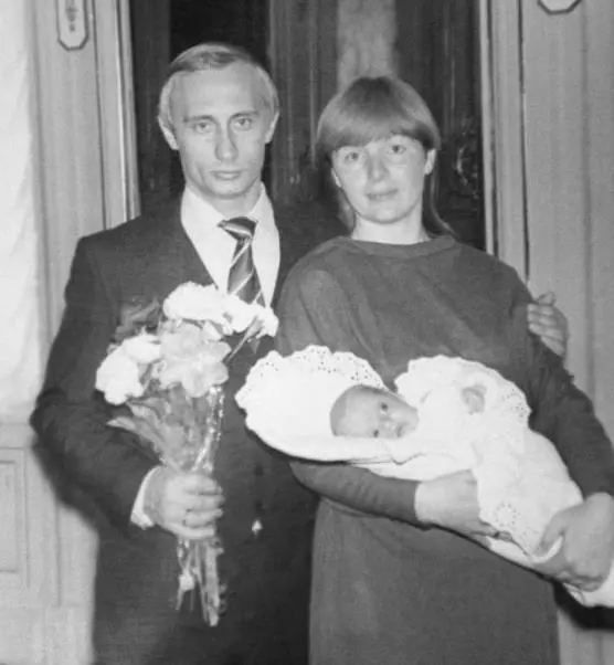 Un joven Putin junto a su ex mujer Lyudmila y una de sus hijas.