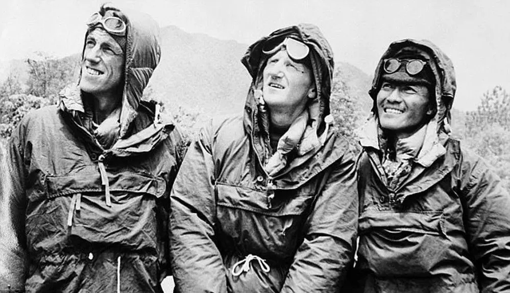 Hillary, Tenzing y el lder de la expedicin, John Hunt.